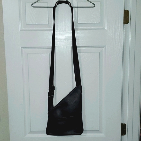 Thomas Leathers The DAZ (Double Angled Zipper) Crossbody Bag - Picture 16 of 16